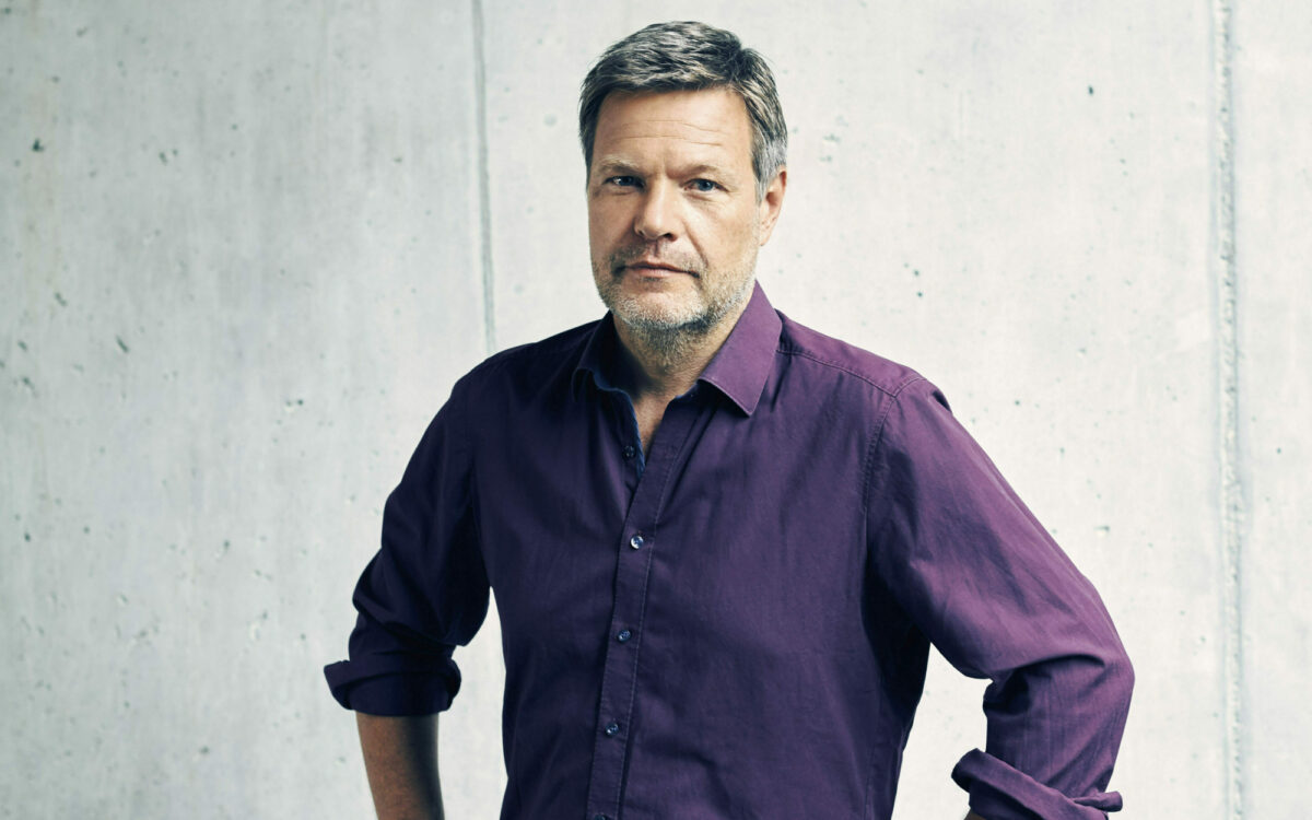 Robert Habeck in einem lila Hemd Robert Habeck in einem lila Hemd