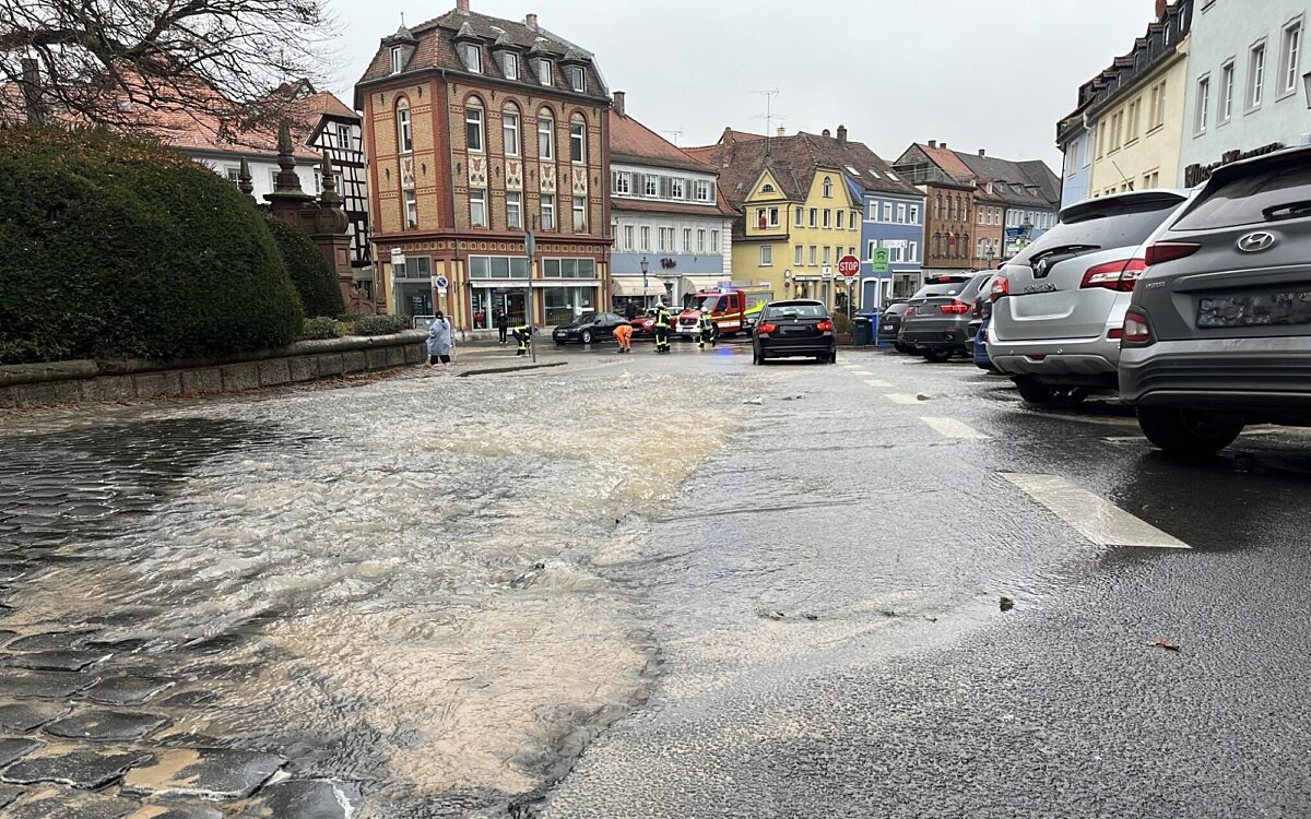 Der Bereich Königsplatz / Kaiserstraße in Kitzingen ist von Wasser geflutet. Grund: Ein Rohrbruch Der Bereich Königsplatz / Kaiserstraße in Kitzingen ist von Wasser geflutet. Grund: Ein Rohrbruch