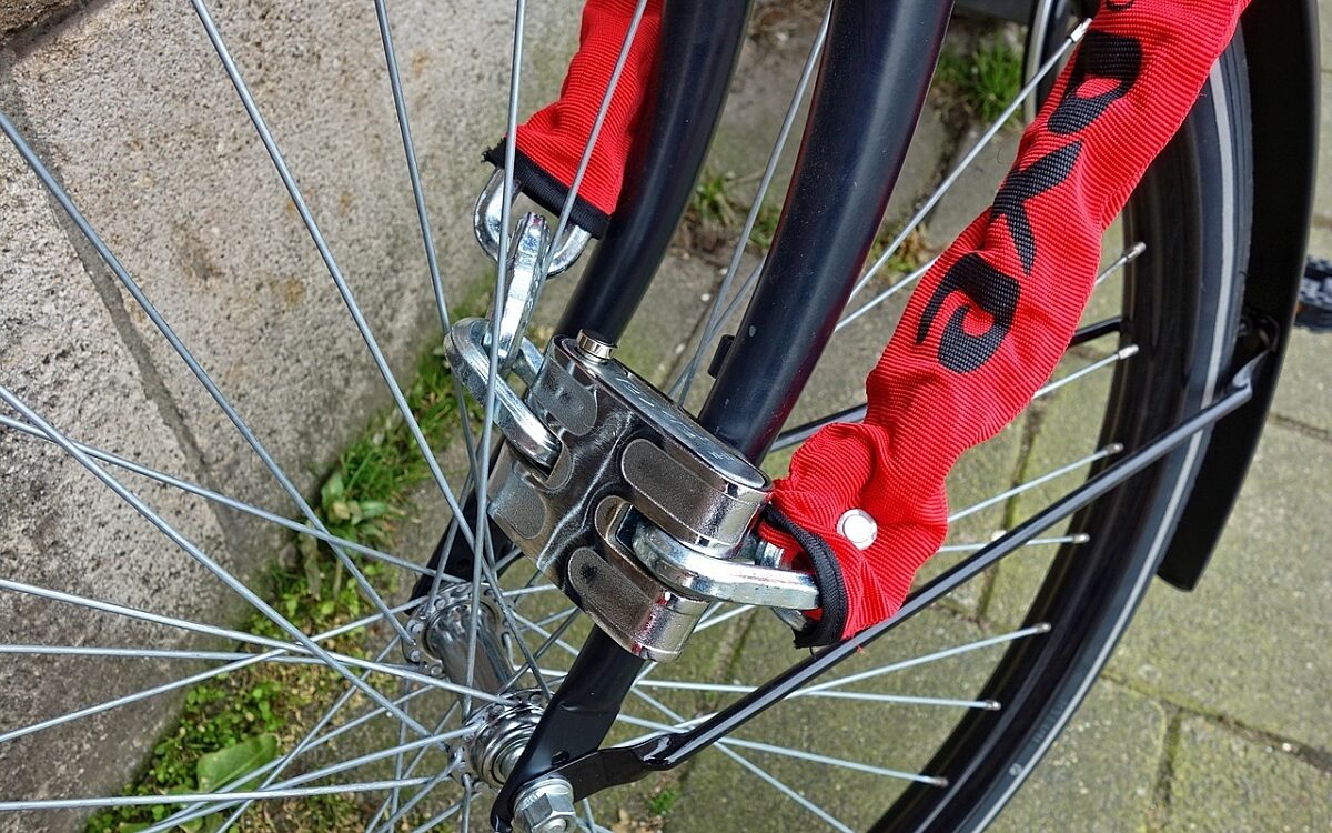 Rotes fahrradschloss an fahrradreifen Rotes fahrradschloss an fahrradreifen
