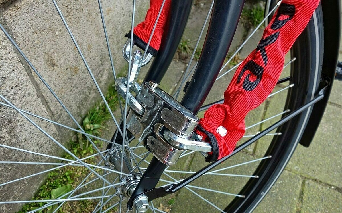 Rotes fahrradschloss an fahrradreifen Rotes fahrradschloss an fahrradreifen