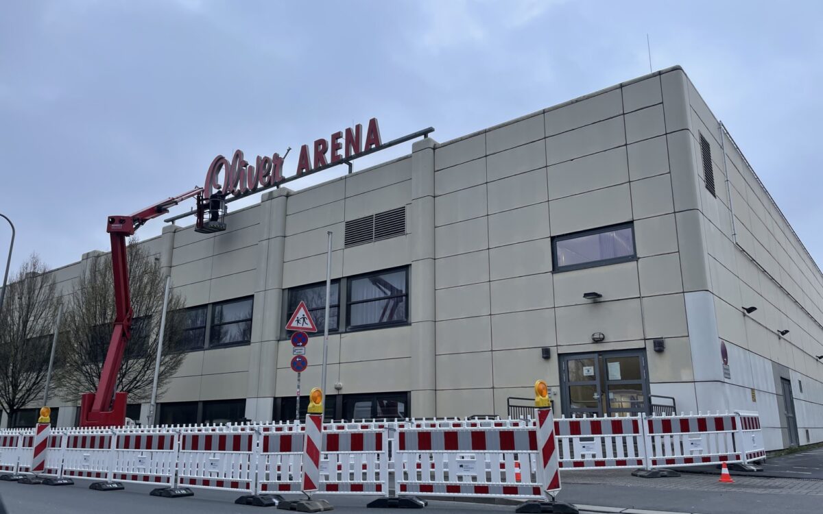 S oliver schriftzug wird abmontiert wuerzburg tectake arena S oliver schriftzug wird abmontiert wuerzburg tectake arena