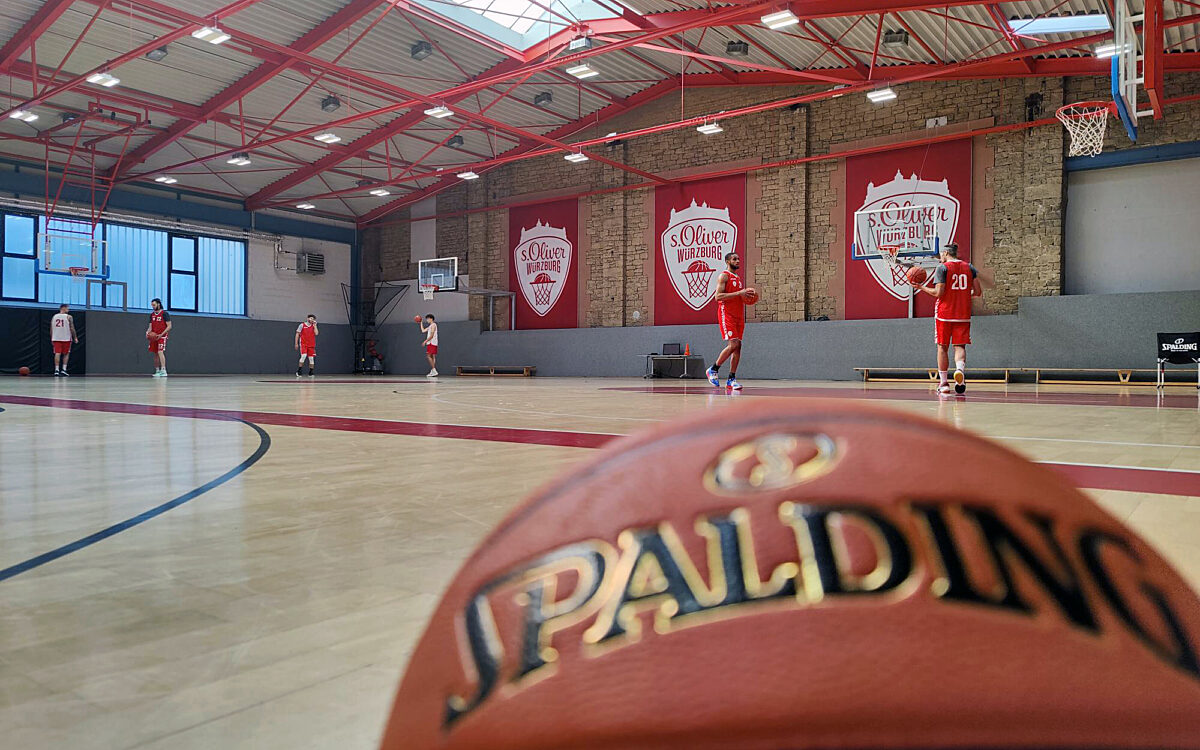 s.Oliver Würzburg - Ein Basketball liegt (unscharf im Vordergrund) im Trainingszentrum auf dem Bürgerbräu Gelände s.Oliver Würzburg - Ein Basketball liegt (unscharf im Vordergrund) im Trainingszentrum auf dem Bürgerbräu Gelände