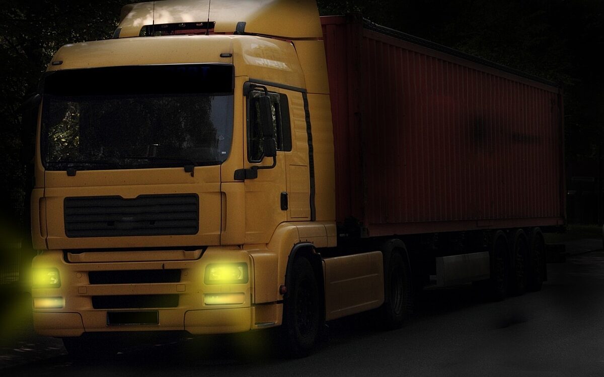 Ein Sattelzug, oftmals auch als 40-Tonner bezeichnet Ein Sattelzug, oftmals auch als 40-Tonner bezeichnet