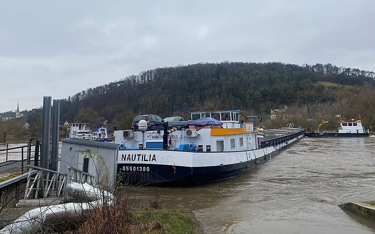Schiffe versuchen das festgefahrene Frachtschiff bei Karlstadt zu befreien Schiffe versuchen das festgefahrene Frachtschiff bei Karlstadt zu befreien