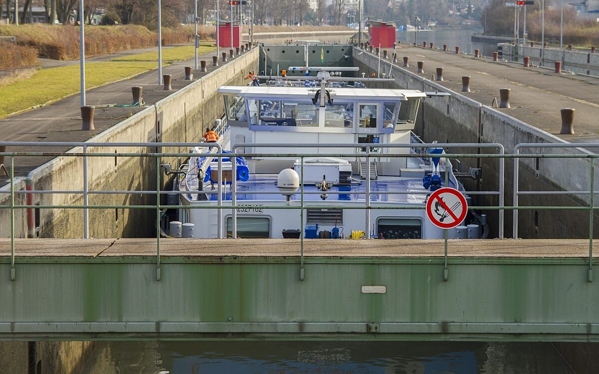 Ein Schiff in einer Schleuse Ein Schiff in einer Schleuse