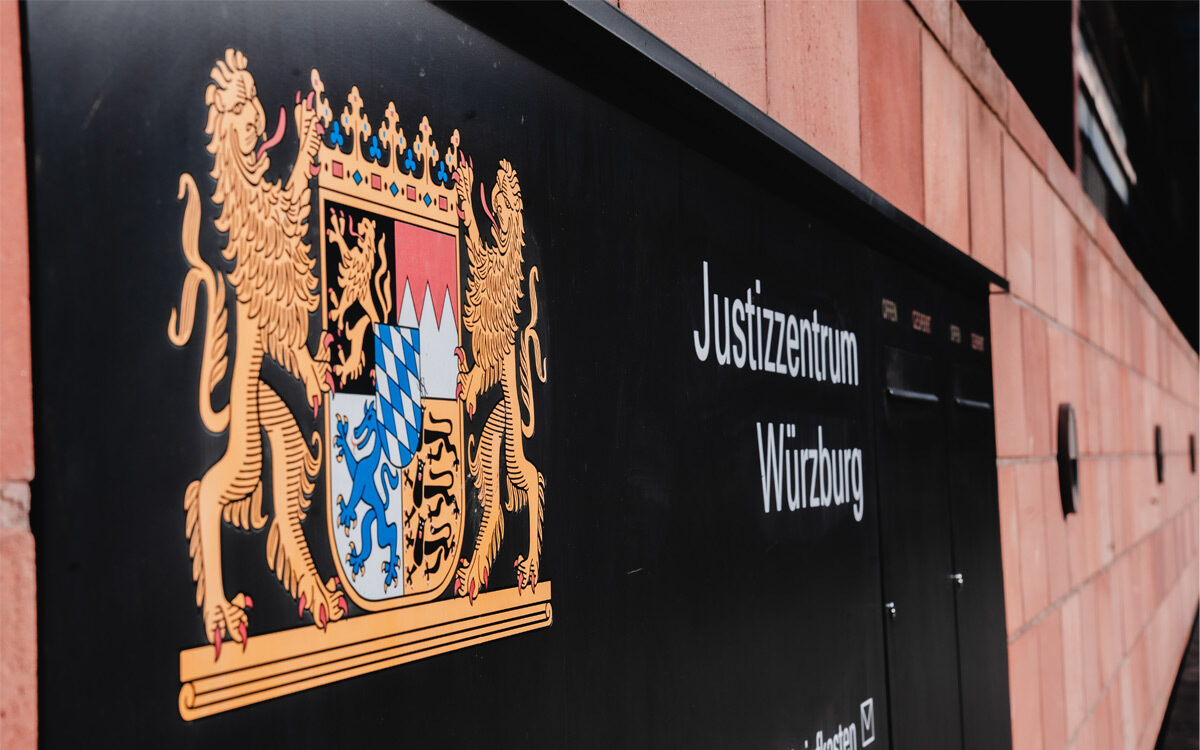 Das Schild des Justizzentrum in der Ottostraße in Würzburg in Großaufnahem Das Schild des Justizzentrum in der Ottostraße in Würzburg in Großaufnahem