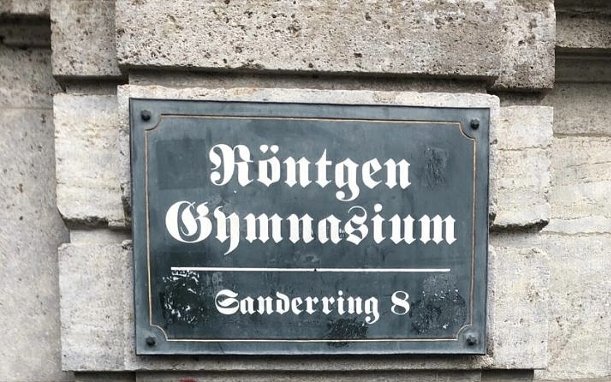 Das geklaute Schild am Röntgen-Gymnasium Würzburg Das geklaute Schild am Röntgen-Gymnasium Würzburg
