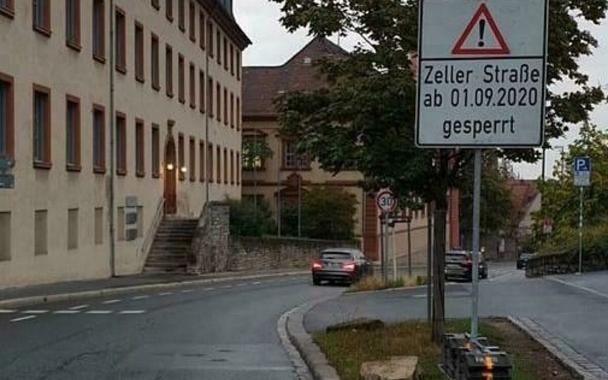 Ein Schild in der Zeller Straße kündigt die Sperrung in einer Richtung an Ein Schild in der Zeller Straße kündigt die Sperrung in einer Richtung an