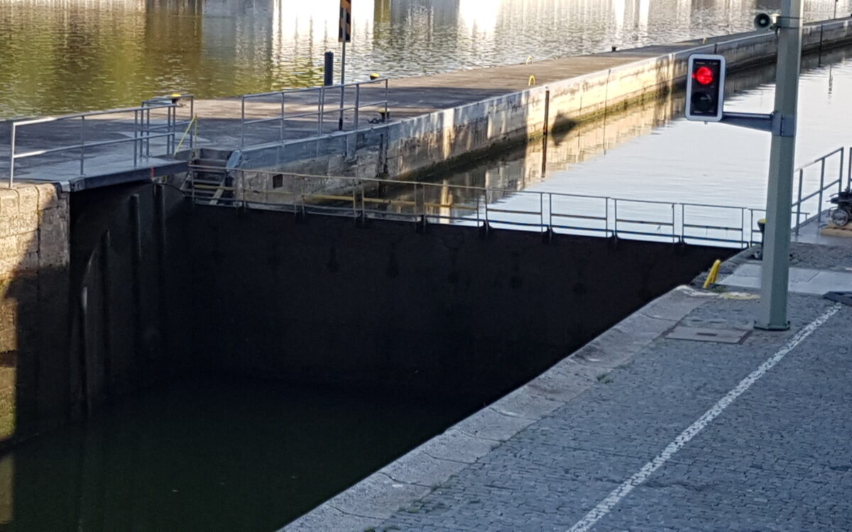 Ein geschlossenes Schleusentor und eine rote Ampel Ein geschlossenes Schleusentor und eine rote Ampel