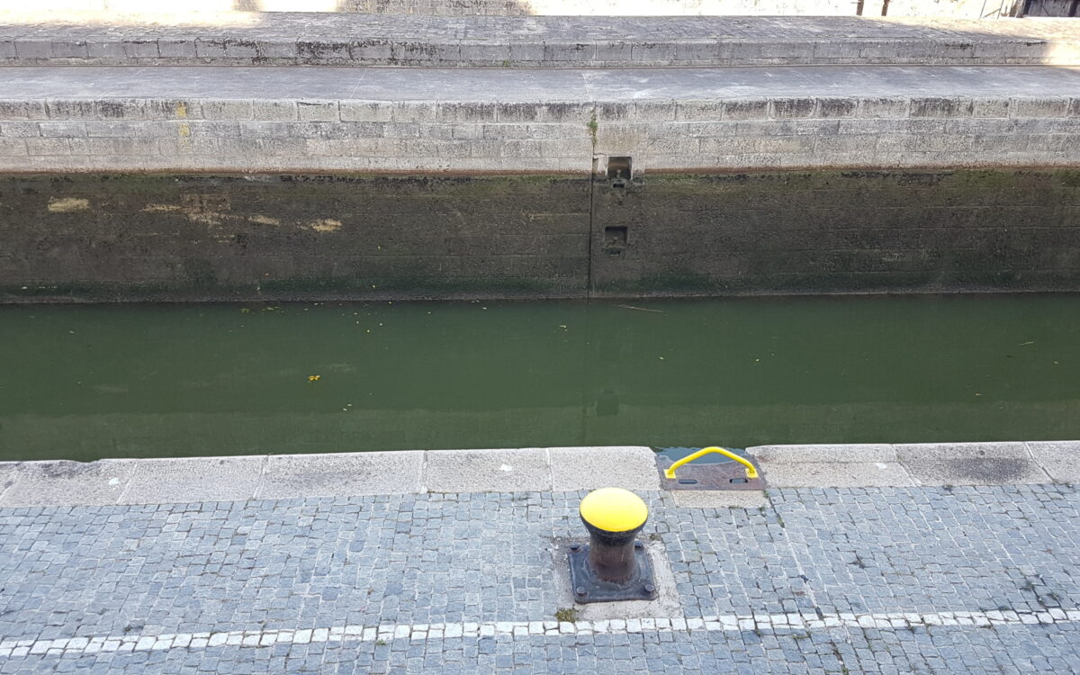 Eine Schleusenkammer am Main Eine Schleusenkammer am Main