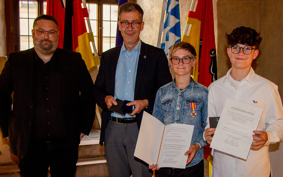 Cinemaxx-Leiter Sascha Kienzle, Oberbürgermeister Christian Schuchardt, David Kleffel und Leonard Seubert bei der Ehrung im Wappensaal. Cinemaxx-Leiter Sascha Kienzle, Oberbürgermeister Christian Schuchardt, David Kleffel und Leonard Seubert bei der Ehrung im Wappensaal.