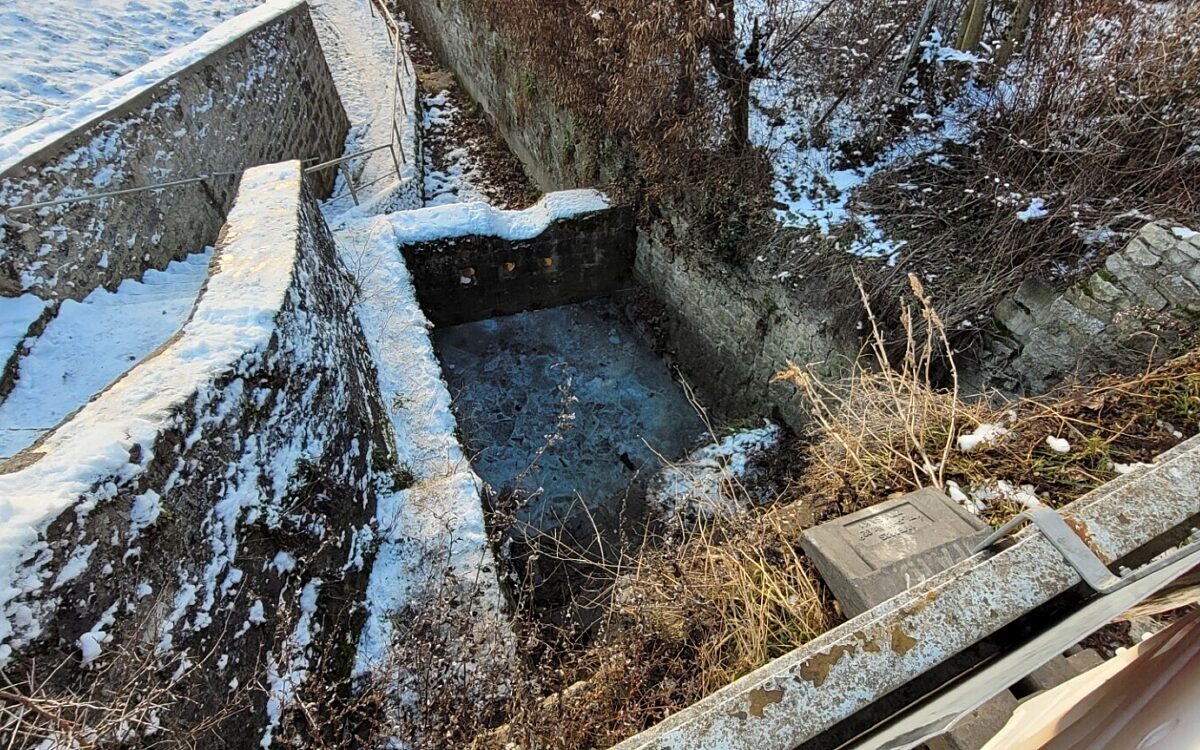 Der Blick über die Absperrung, unter der der Schlitten durchgefahren und in die Tiefe gestürzt ist Der Blick über die Absperrung, unter der der Schlitten durchgefahren und in die Tiefe gestürzt ist