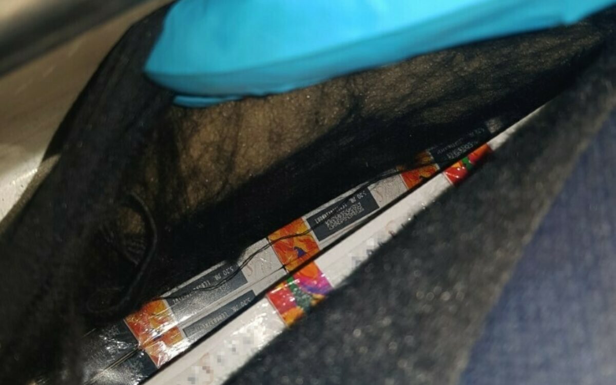 Zigaretten in einem Schmugglerversteck in einem Auto Zigaretten in einem Schmugglerversteck in einem Auto