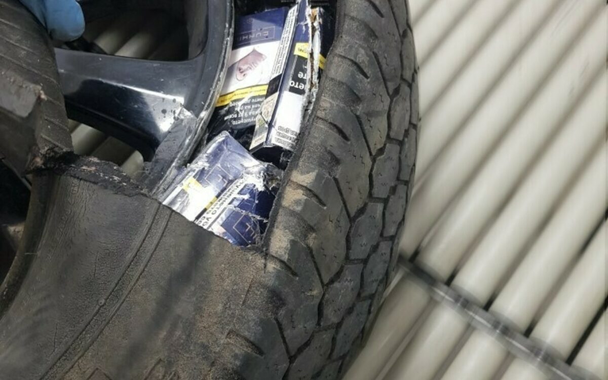 Schmuggelzigaretten in einem Autoreifen versteckt Schmuggelzigaretten in einem Autoreifen versteckt