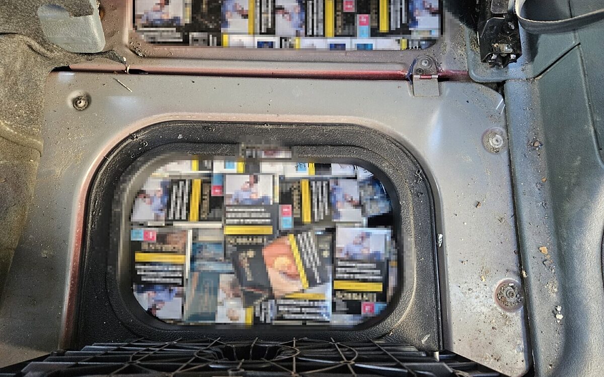 Massenhaft geschmuggelte Zigaretten in Auto versteckt Massenhaft geschmuggelte Zigaretten in Auto versteckt