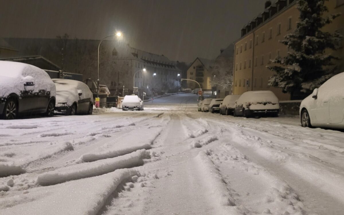 Schnee liegt auf einer Straße in Würzburg