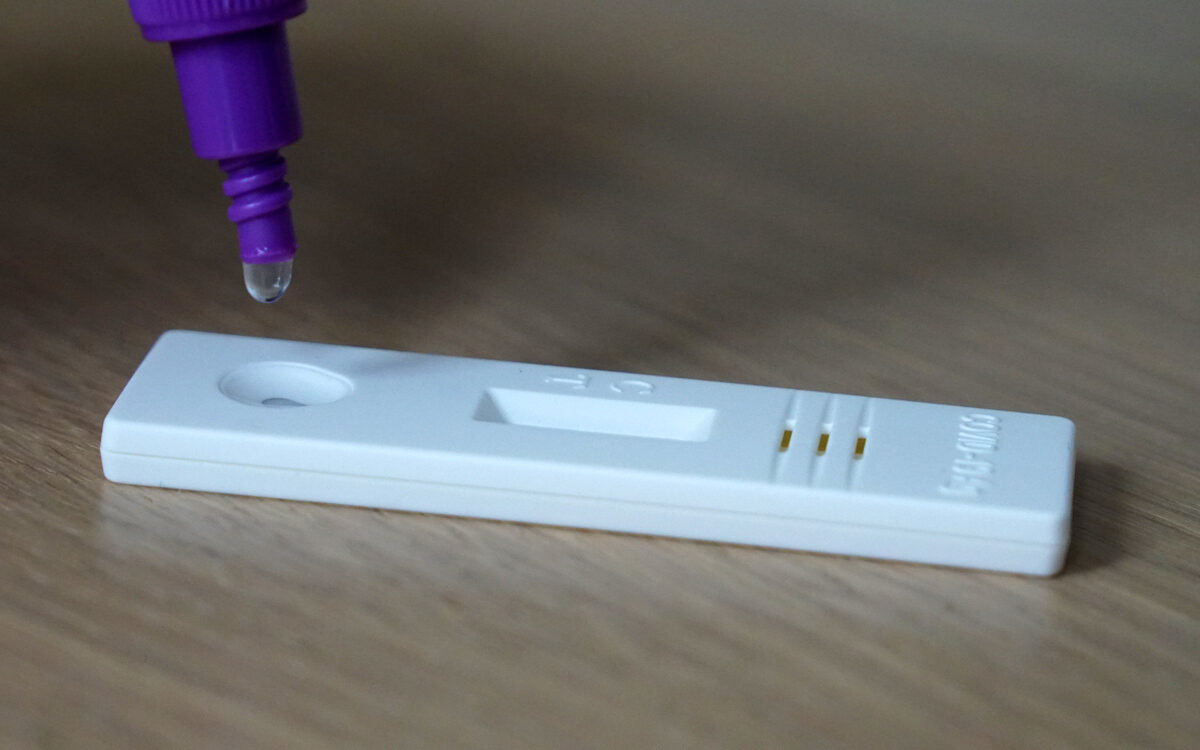 Ein Schnelltest auf Corona - auf den Test fällt ein Tropfen und der Test ist negativ Ein Schnelltest auf Corona - auf den Test fällt ein Tropfen und der Test ist negativ