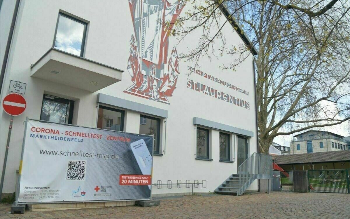 Das Schnelltestzentrum im Pfarrheim in Marktheidenfeld von vorne Das Schnelltestzentrum im Pfarrheim in Marktheidenfeld von vorne