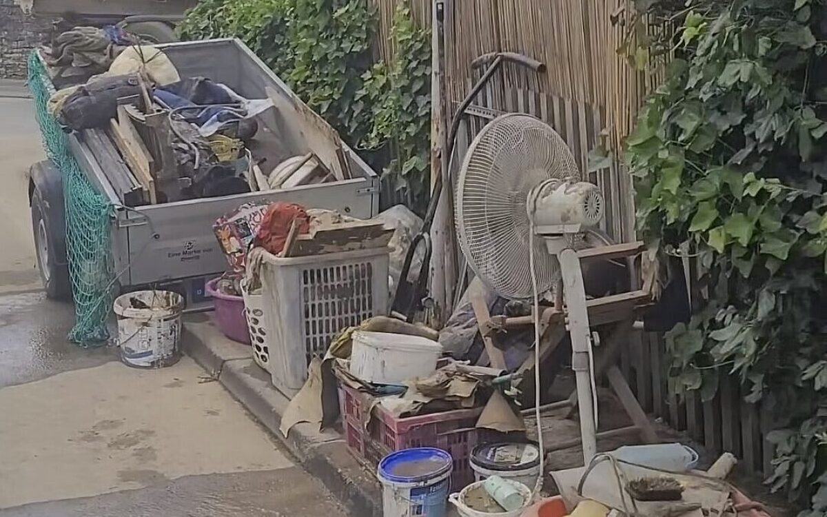 Schrott steht nach dem Unwetter im Landkreis Kitzingen an einem Straßenrand Schrott steht nach dem Unwetter im Landkreis Kitzingen an einem Straßenrand