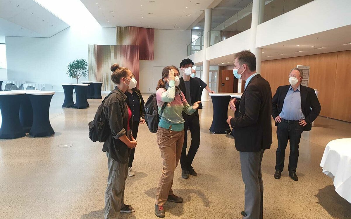 Oberbürgermeister Schuchardt im Gespräch mit den Aktivisten Oberbürgermeister Schuchardt im Gespräch mit den Aktivisten