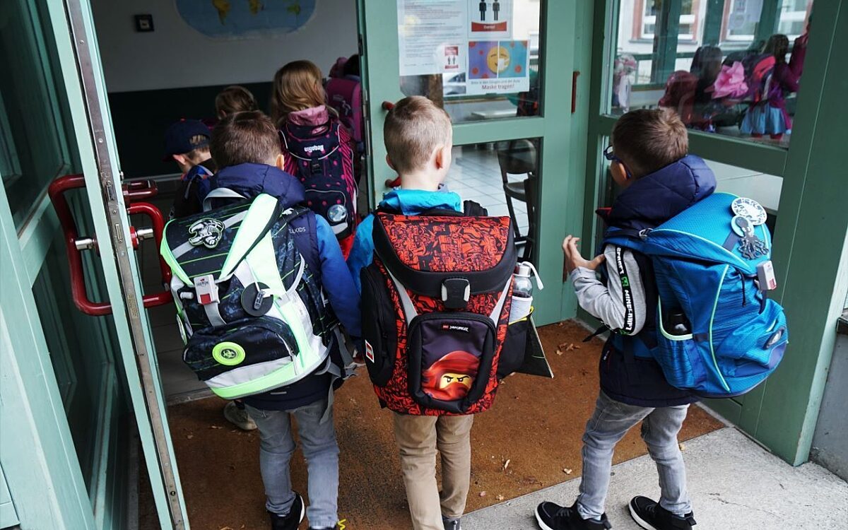 Schulkinder auf dem weg in die Schule Schulkinder auf dem weg in die Schule