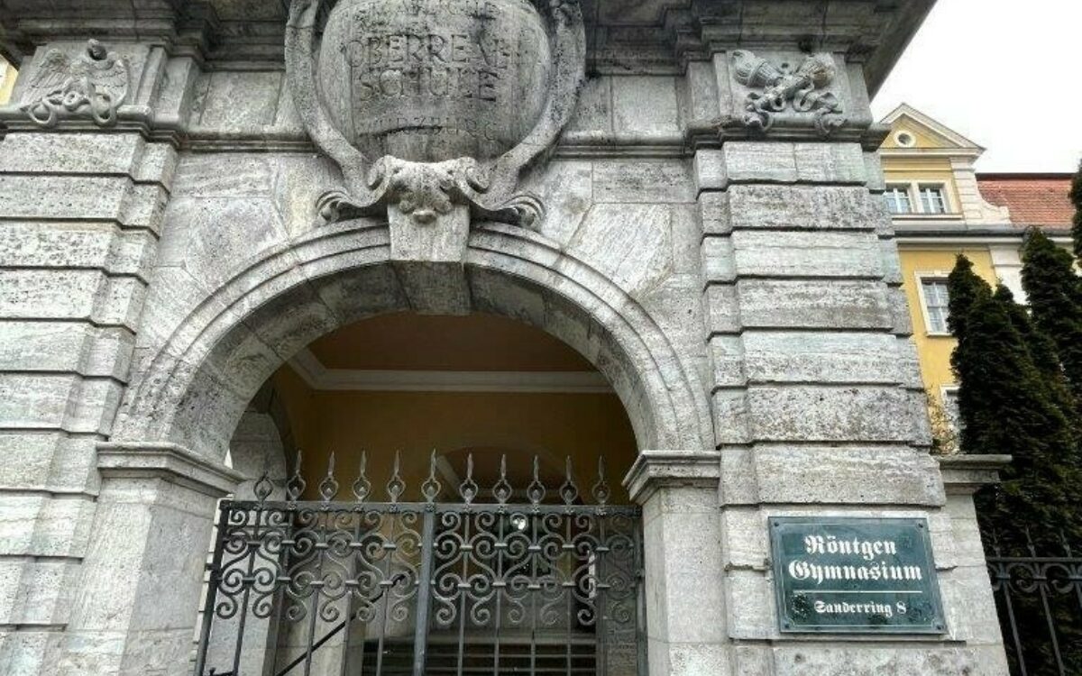 Der Eingang des Röntgen Gymnasiums in der Sandersstraße in Würzburg Der Eingang des Röntgen Gymnasiums in der Sandersstraße in Würzburg