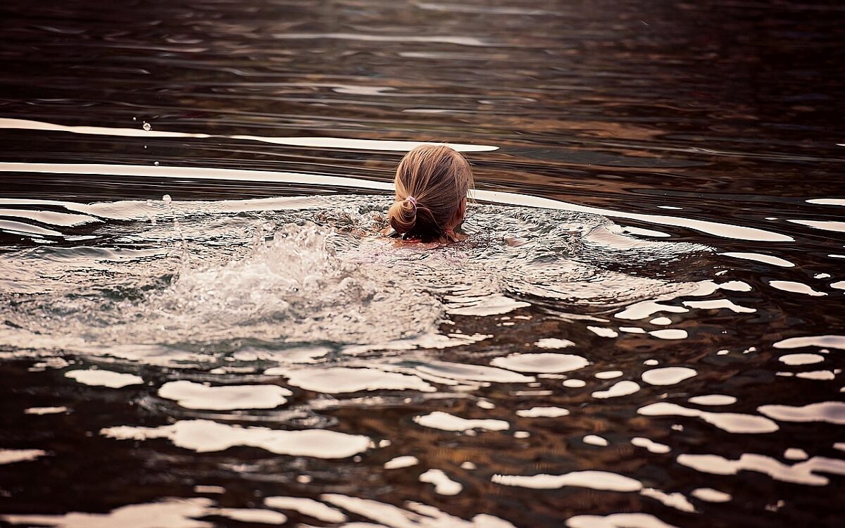 Eine Frau schwimmt in einem See