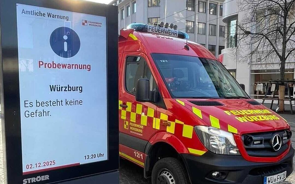 Ein Info-Screen in der Innenstadt zeigt eine Test-Warnmeldung an