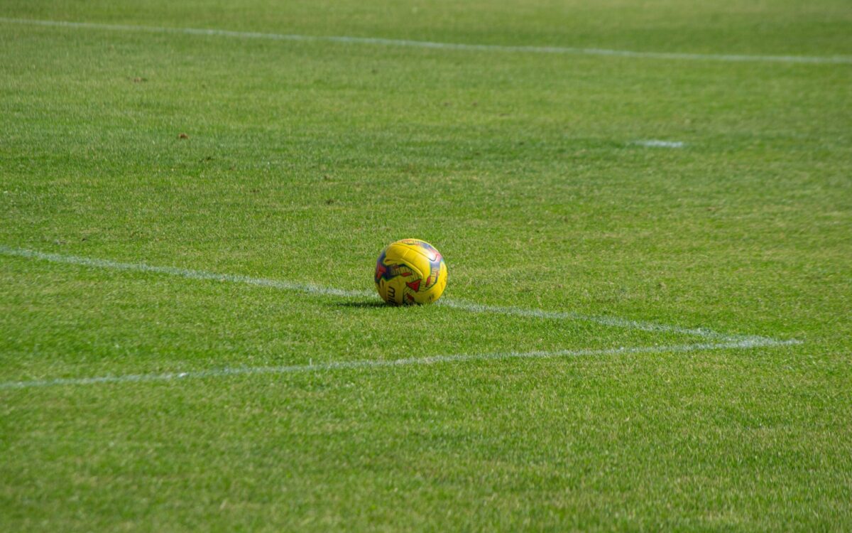 Fußball liegt auf Rasen Fußballplatz