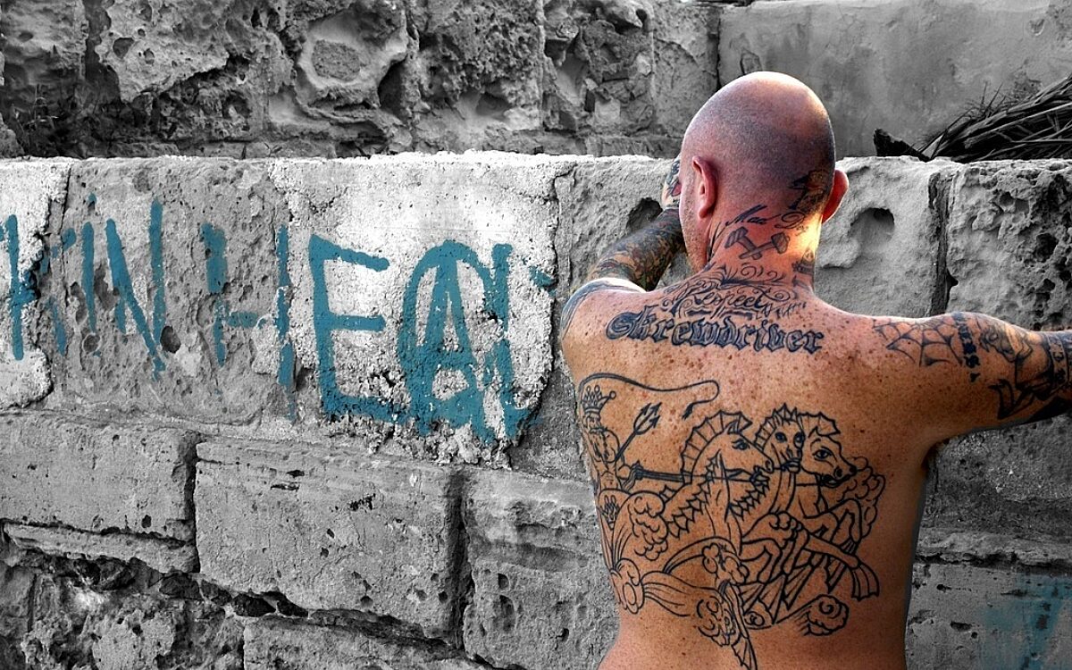 Der Hinterkopf eines Skinheads Der Hinterkopf eines Skinheads