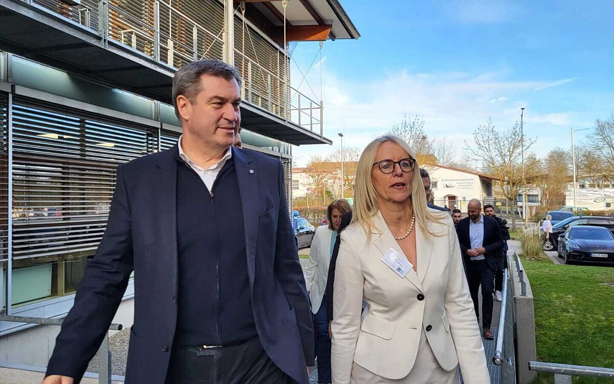 Ministerpräsident Markus Söder in Schweinfurt, neben ihm IHK-Präsidentin Caroline Trips Ministerpräsident Markus Söder in Schweinfurt, neben ihm IHK-Präsidentin Caroline Trips