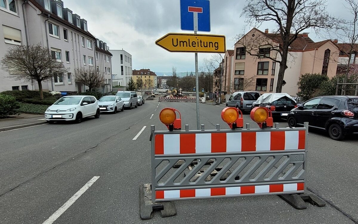 Die Straßensperrung vor der Brückenbaustelle zur Siligmüllerbrück Die Straßensperrung vor der Brückenbaustelle zur Siligmüllerbrück