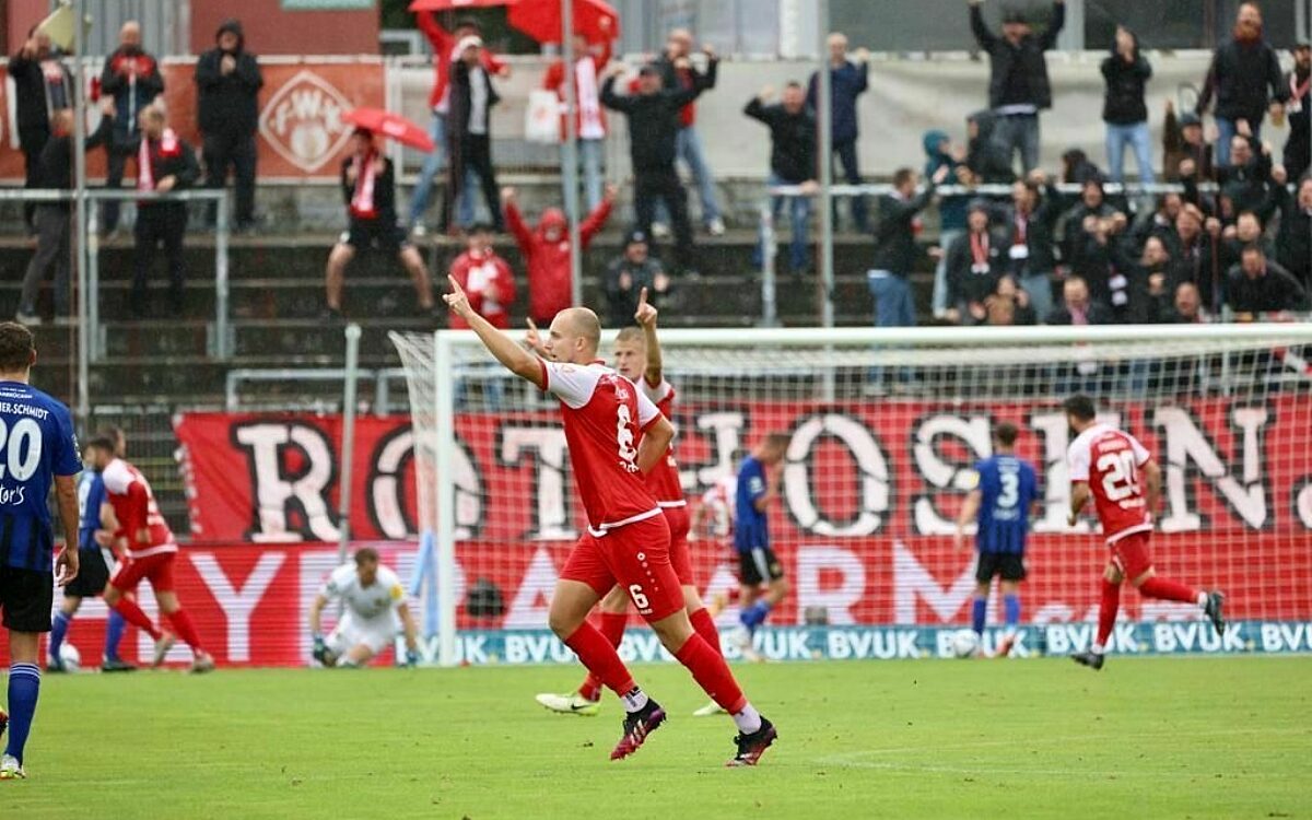 Spieler der kickers waehrend des spiels auf dem platz Spieler der kickers waehrend des spiels auf dem platz