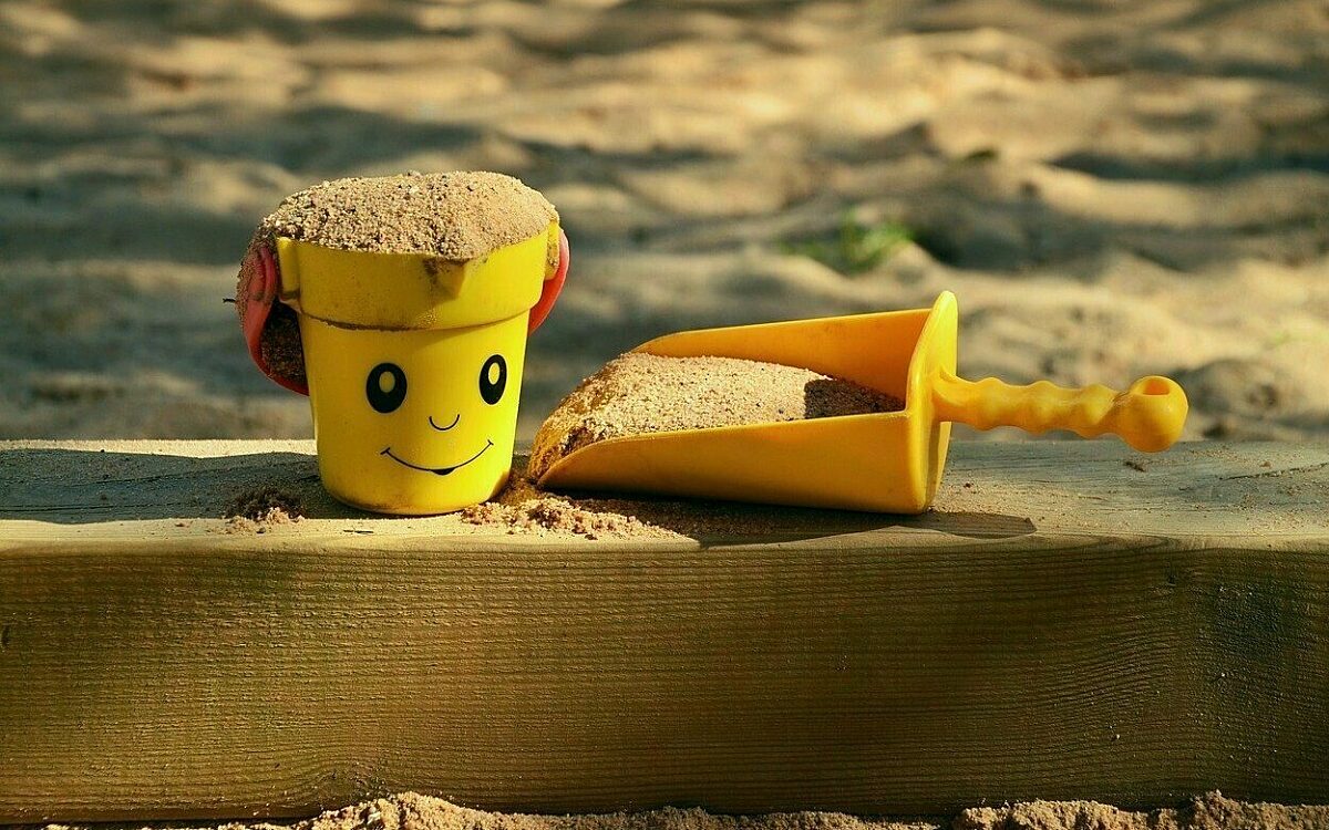 Spielplatz sandkasten mit sandfoermchen Spielplatz sandkasten mit sandfoermchen