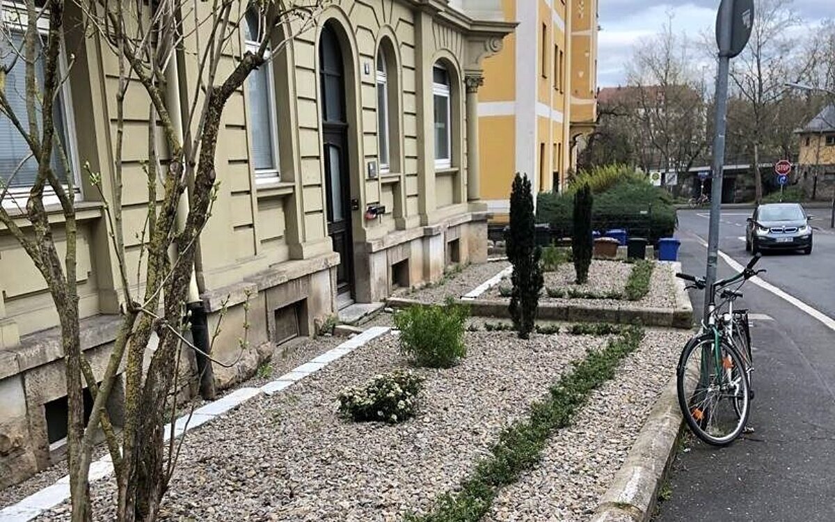 Ein Steingarten in der Würzburger Nikolausstraße Ein Steingarten in der Würzburger Nikolausstraße