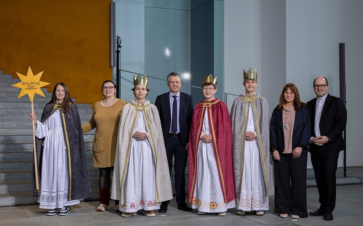 Die Sternsinger aus Üchtelhausen-Hesselbach mit Kanzleramtschef Thorsten Frei. Die Sternsinger aus Üchtelhausen-Hesselbach mit Kanzleramtschef Thorsten Frei.