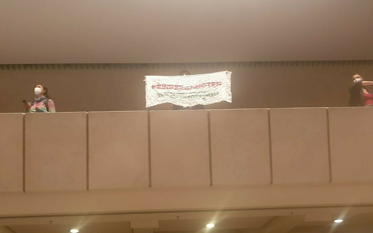 Störer unterbrechen die Stadtratssitzung im Frankoniasaal des CCW Störer unterbrechen die Stadtratssitzung im Frankoniasaal des CCW