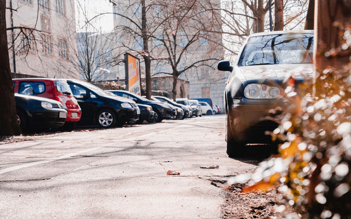 Die Straße mit parkenden Autos in Würzburg - Ottostraße Die Straße mit parkenden Autos in Würzburg - Ottostraße