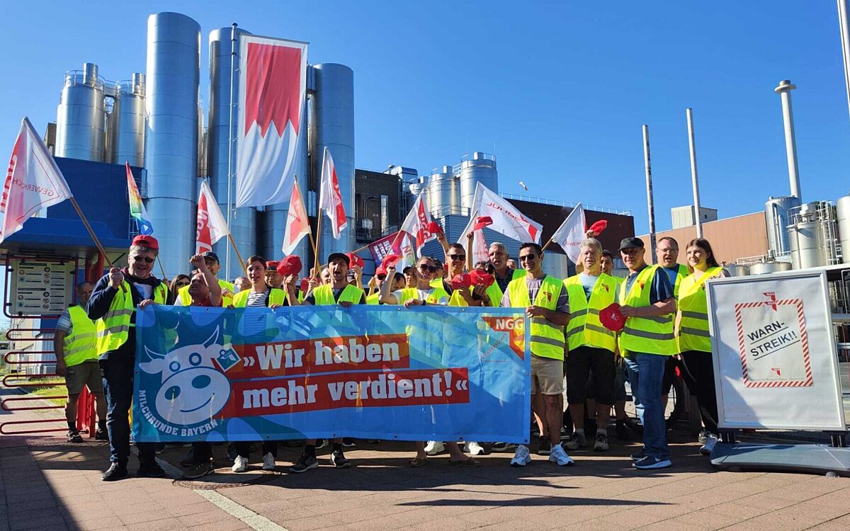 Die Streikenden bei Danone haben sich vor dem Werkstor versammelt. Die Streikenden bei Danone haben sich vor dem Werkstor versammelt.