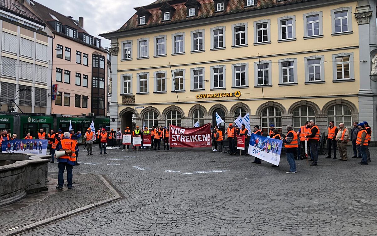 Streikende EVG-Mitglieder bei einer Kundgebung am 21.4. am Vierröhrenbrunnen Streikende EVG-Mitglieder bei einer Kundgebung am 21.4. am Vierröhrenbrunnen