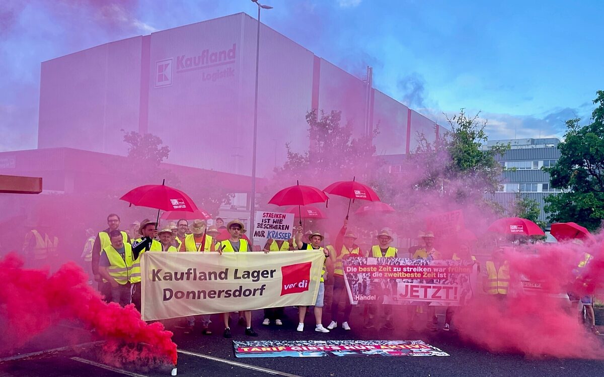 Die Kaufland-Mitarbeiter vor dem Zentrallager in Donnersdorf Die Kaufland-Mitarbeiter vor dem Zentrallager in Donnersdorf