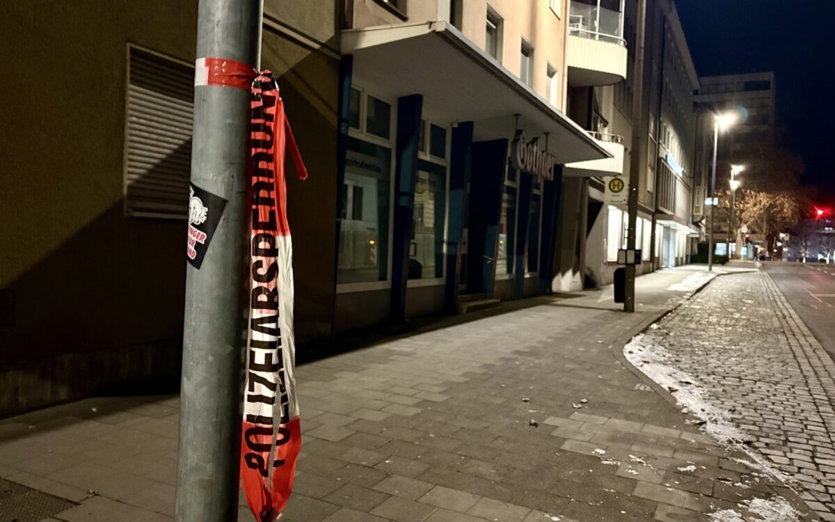 Ein Absperrband der Polizei hängt an einer Straßenlaterne an einem Tatort in der Schweinfurter Luitpoldstraße