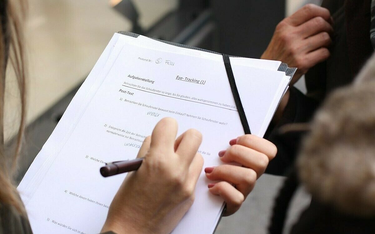 In einer Studie forschen Wissenschaftler - auch per Fragebogenefiniert In einer Studie forschen Wissenschaftler - auch per Fragebogenefiniert