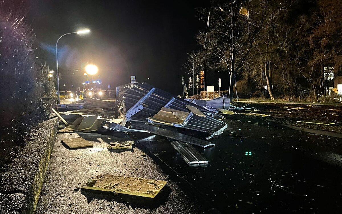 Das kaputte Dach der Erich-Kästner-Schule Kitzingen Das kaputte Dach der Erich-Kästner-Schule Kitzingen