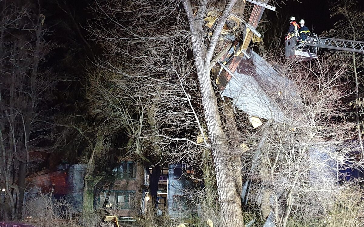 Das kaputte Dach der Erich-Kästner-Schule Kitzingen Das kaputte Dach der Erich-Kästner-Schule Kitzingen