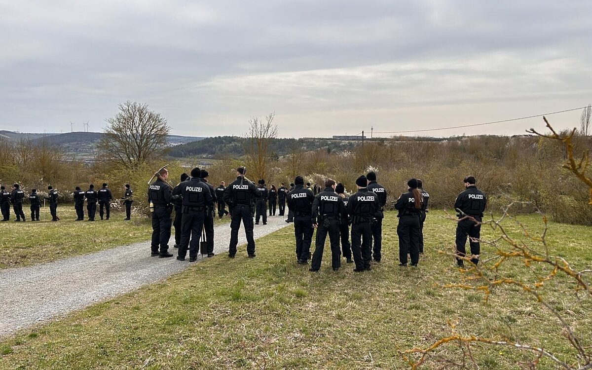 Polizisten stehen auf einer Wiese am Heuchelhof in Würzburg. Hier findet eine Suchaktion statt Polizisten stehen auf einer Wiese am Heuchelhof in Würzburg. Hier findet eine Suchaktion statt