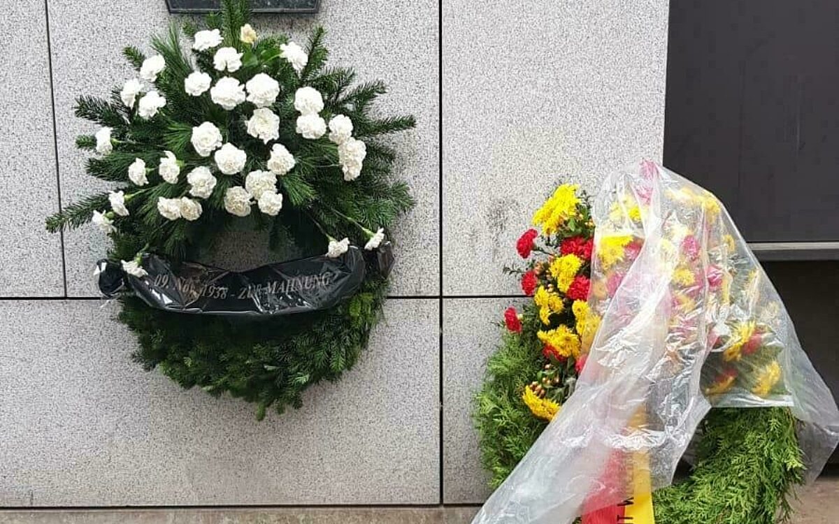 Eine Gedenktafel am Standort der ehemaligen Synagoge in Würzburg Eine Gedenktafel am Standort der ehemaligen Synagoge in Würzburg