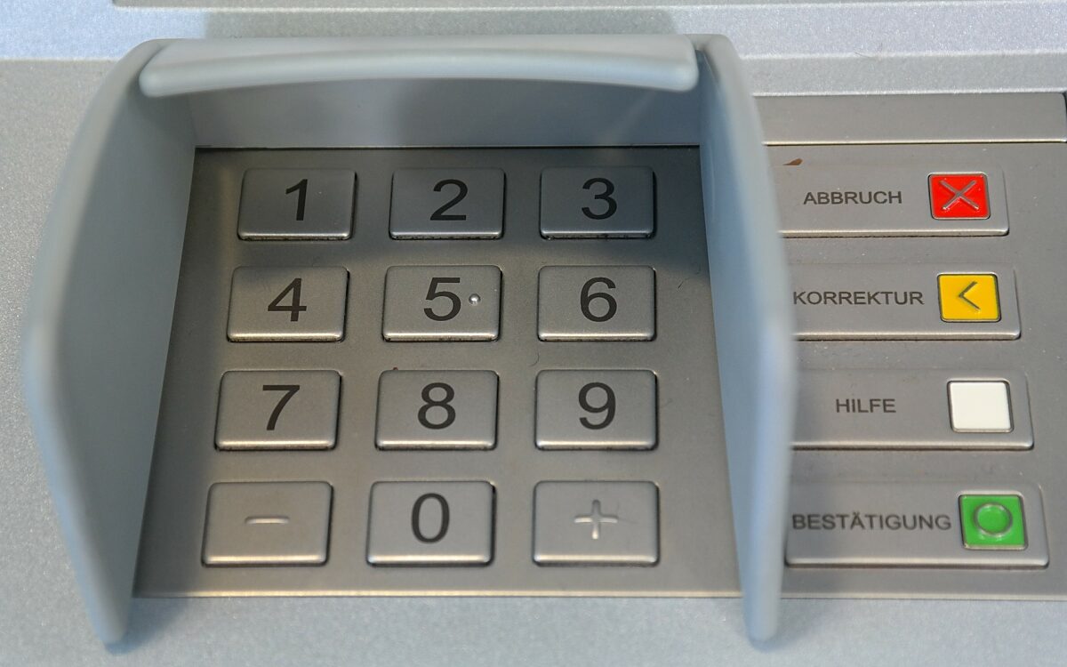 Das Tastenfeld eines Bankautomaten