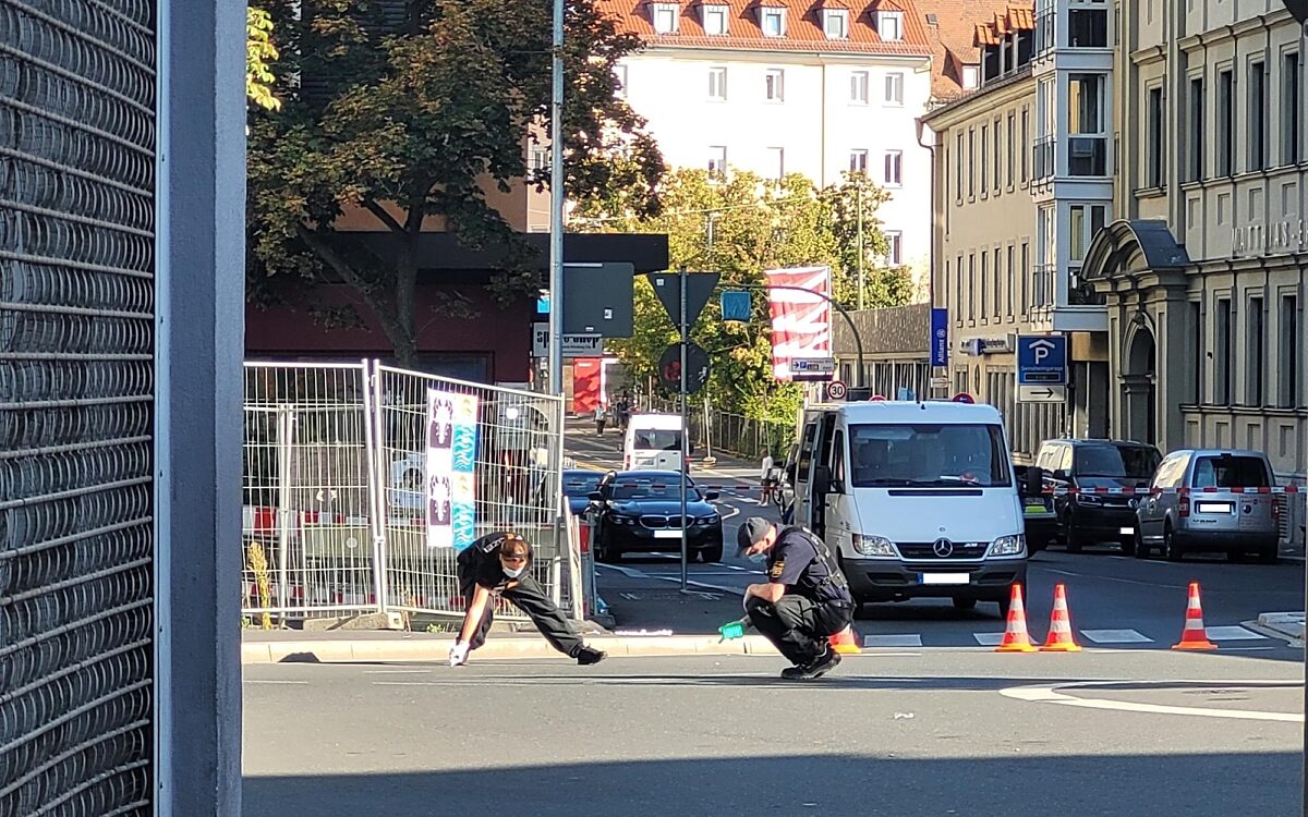 Polizeibeamte sichern Spuren am Tatort Polizeibeamte sichern Spuren am Tatort