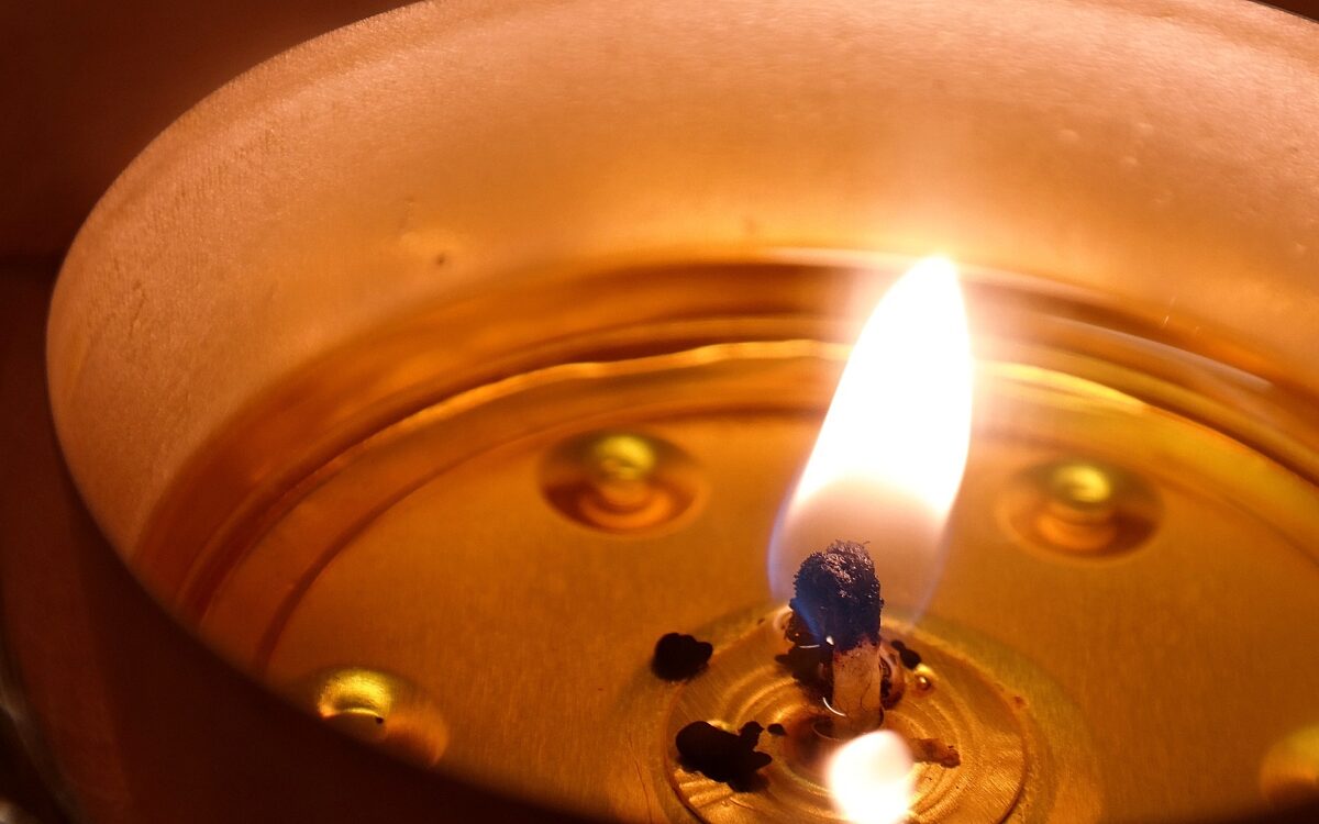 Ein Teelicht brennt Ein Teelicht brennt